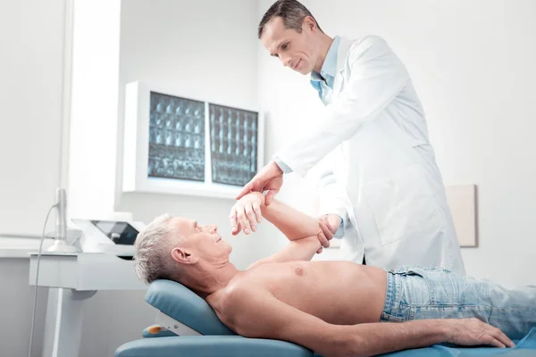 Уважний лікар робить медичний масаж — стокове фото