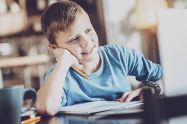 Rüya gibi çocuk onun laptop ekranında arıyorsunuz