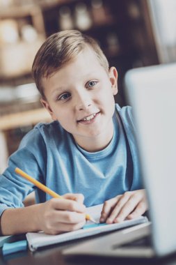 Yakışıklı çocuk onun laptop ekranında arıyorsunuz