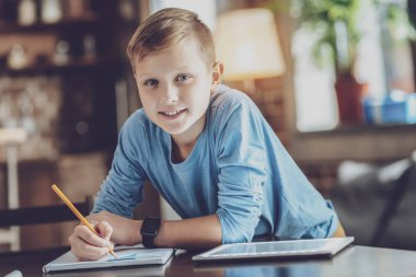 Yakışıklı öğrenci ev görev yapıyor