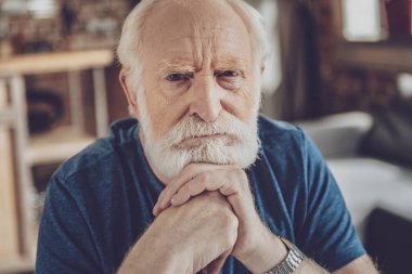 Duygusal sakallı adam kameraya poz