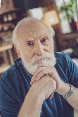 Dört gözle ciddi olgun adam