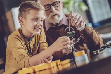 Neşeli çocuk büyükbabasının oturan