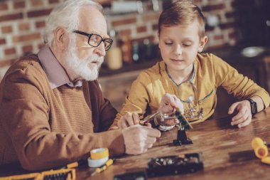 Özenli sakallı adam tamir çip