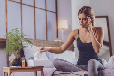 Neşeli genç kadın çalışan burnunu silme