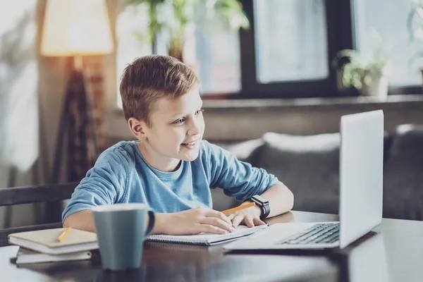 Zufriedene männliche Person erfüllt Hausaufgabe — Stockfoto