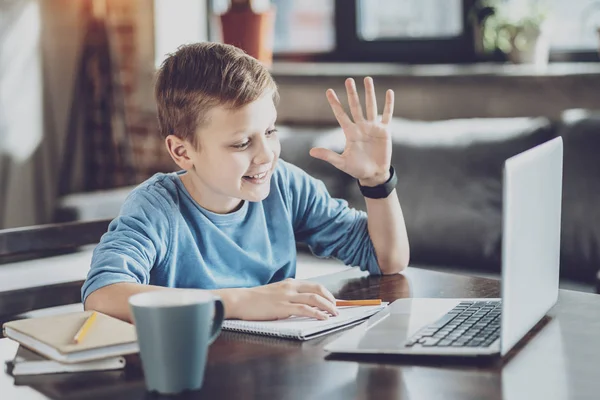 Positiv beglückter Junge kommuniziert online — Stockfoto