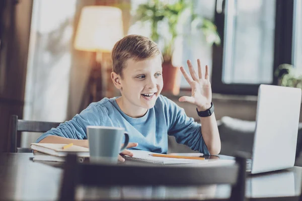 Fröhlicher Schüler lernt mit Vergnügen — Stockfoto