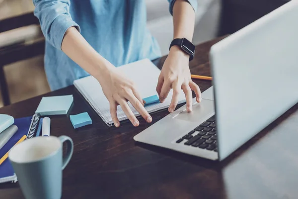 Primer plano de las manos masculinas que hacen la tarea —  Fotos de Stock