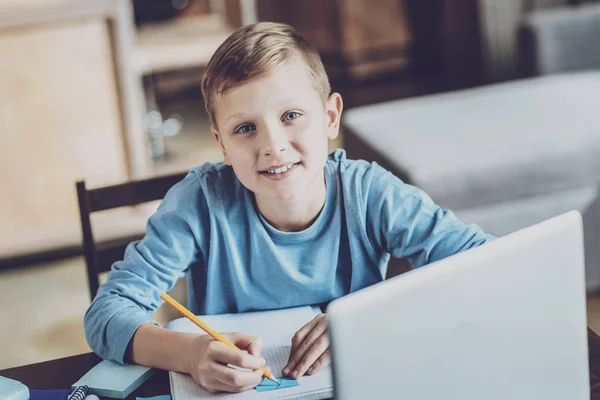 Zufriedenes Kind erledigt Hausaufgabe mit Freude — Stockfoto