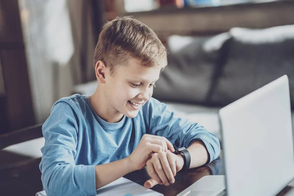 Hora Chequear Chico Guapo Manteniendo Sonrisa Cara Mientras Juega Con — Foto de Stock