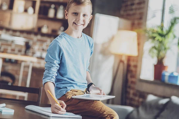 Positiv erfreute Kinder beim Hausaufgabenmachen — Stockfoto