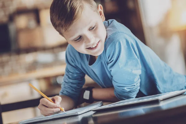 El primer plano del muchacho alegre que dibujo — Foto de Stock