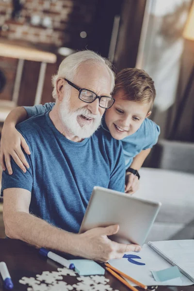 Una Broma Graciosa Amable Colegial Abrazando Abuelo Mientras Pasan Tiempo — Foto de Stock