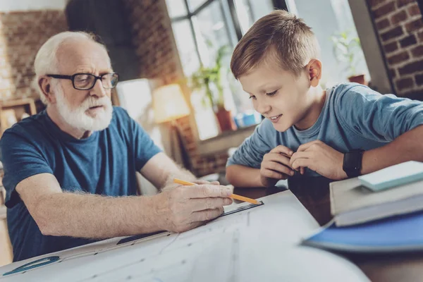 Concentrated mature man drawing sketch — Stock Photo, Image