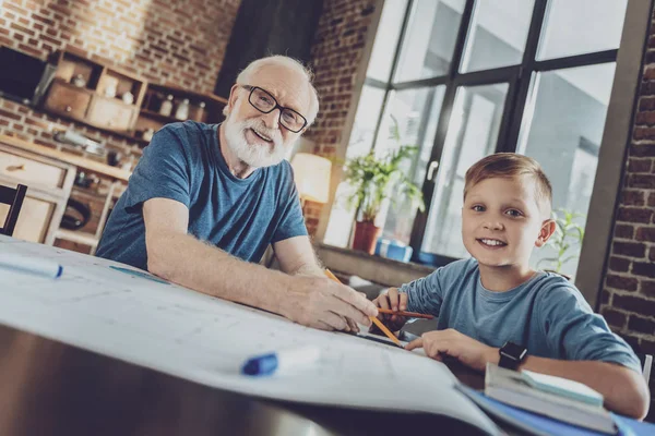 Счастливый бородатый мужчина проводит время с внуком — стоковое фото