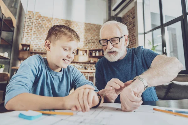 Vrolijke mannelijke persoon kijken naar zijn horloges — Stockfoto