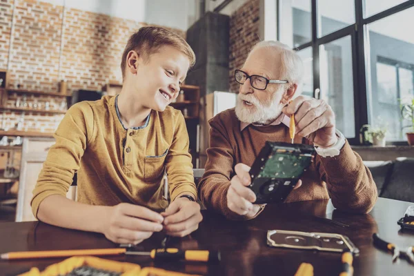 Chico agradable hablando con su abuelo — Foto de Stock