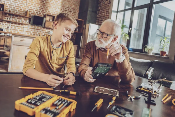 Knappe tiener luisteren naar zijn opa — Stockfoto