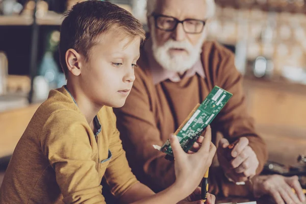 Komoly fiú vizsgáló elektronikus chip — Stock Fotó