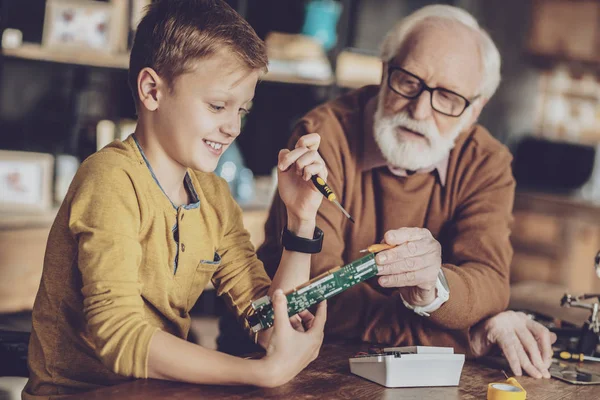 Ragazzo felice andando a riparare la console — Foto Stock