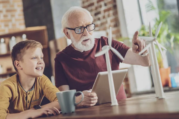 Placer retirado hombre celebración de la tableta — Foto de Stock