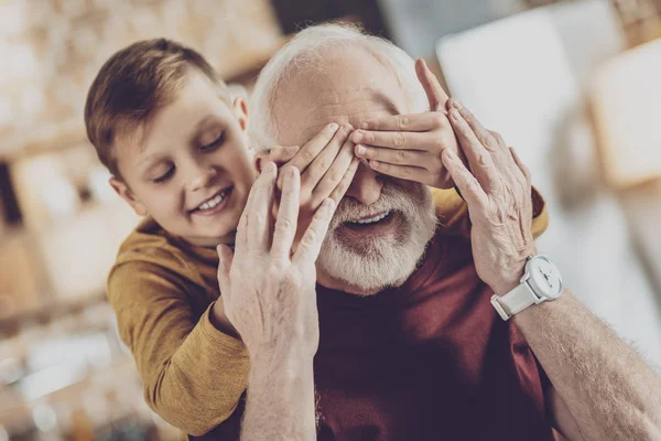 Счастливый взрослый мужчина играет с внуком — стоковое фото