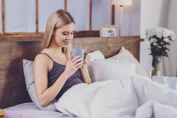 Wanita muda cantik minum kopi di tempat tidur — Stok Foto