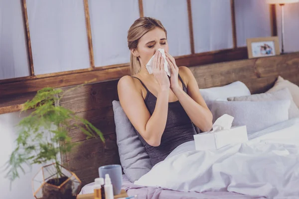 Dios Bendiga Mujer Bastante Cabellera Sentada Cama Debajo Manta Estornudando — Foto de Stock