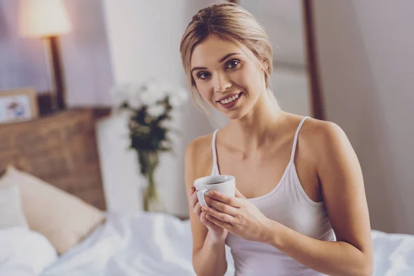 Amante Del Café Hermosa Joven Posando Con Una Taza Café — Foto de Stock