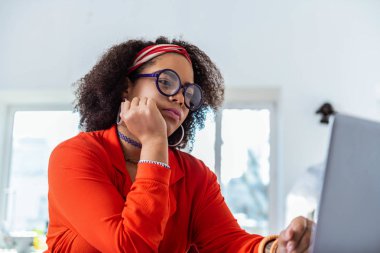 Çekici Bayan aktif olarak onun çalışmaları hakkında düşünme konsantre