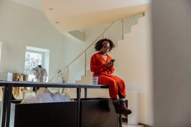 Onun geniş Studio vakit çekici Afro-Amerikan erkek