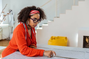 Afro-Amerikan parlak Bayan Tekstil işaretlemek için tebeşir kullanarak