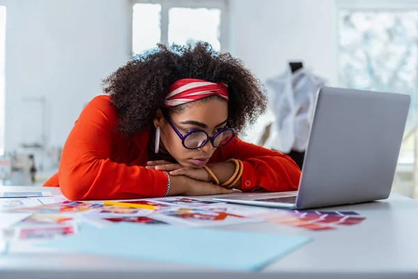 Trött snygg afroamerikanska kvinnan lutar sig på händerna korsade — Stockfoto