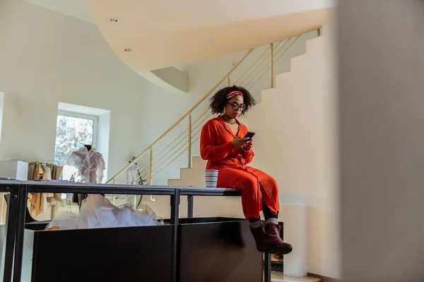Attraktive afrikanisch-amerikanische Frau verbringt Zeit in ihrem geräumigen Studio — Stockfoto
