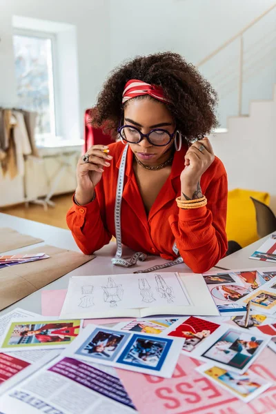 Une Femme Peau Foncée Qui Réfléchit Faisant Appel Dame Brillante — Photo