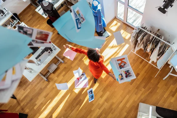 Vrolijke jonge ontwerper vrij en gelukkig gevoel terwijl wervelende — Stockfoto