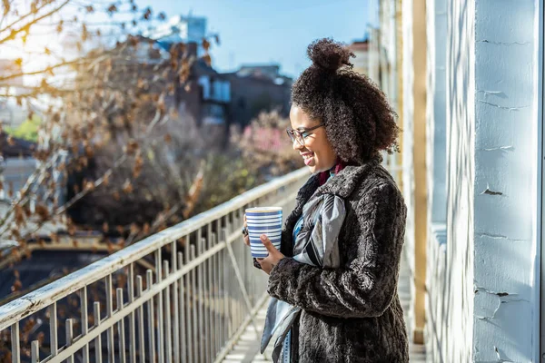 Alegre mujer inusual con cabello descuidado beber bebida caliente — Foto de Stock