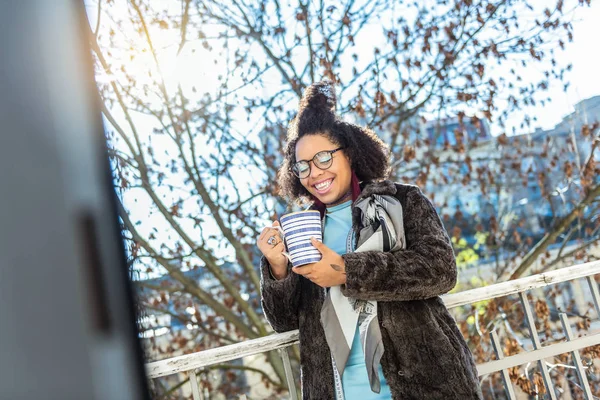 Corte Pelo Descuidado Feliz Mujer Afroamericana Brillante Llevando Una Taza —  Fotos de Stock