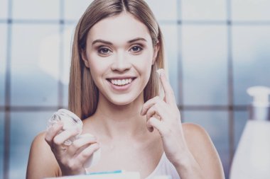 İyi görünümlü genç kadın hakkında onun yüz cilt bakım