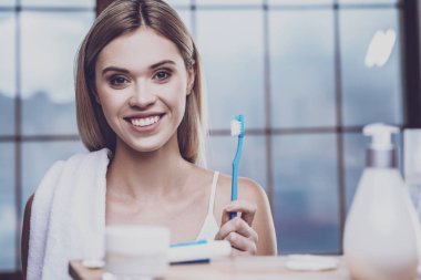 Kozmetik ile raf önünde duran genç kadın