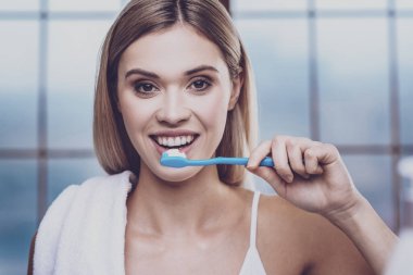 Genç kadın uyumak için hazırlanıyor