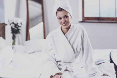 Kameraya bakarak genç sevimli kadın