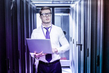 Elektronik cihazını kullanarak akıllı akıllı memur