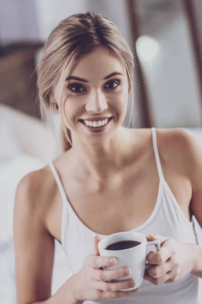 Blonde vrouw drinken koffie thuis — Stockfoto