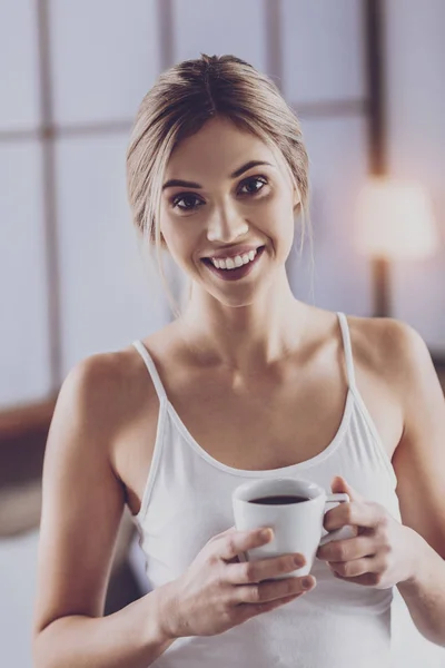 Mujer joven pasando tiempo en casa con una taza de café — Foto de Stock
