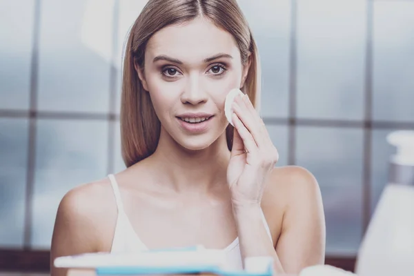 Agradable joven lavándose el maquillaje — Foto de Stock