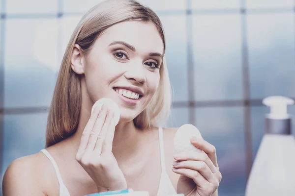 Joyeux jeune femme occupée avec l'hygiène du matin — Photo