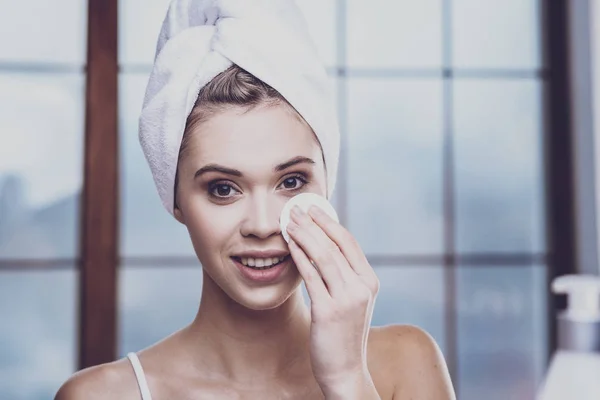 Close up of young woman using cotton pad — Stock Photo, Image