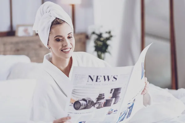 Jonge vrouw lezen ochtend pers — Stockfoto